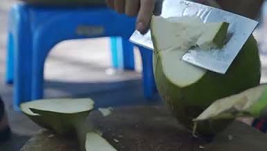 三亚海边用刀开椰子水视频的预览图